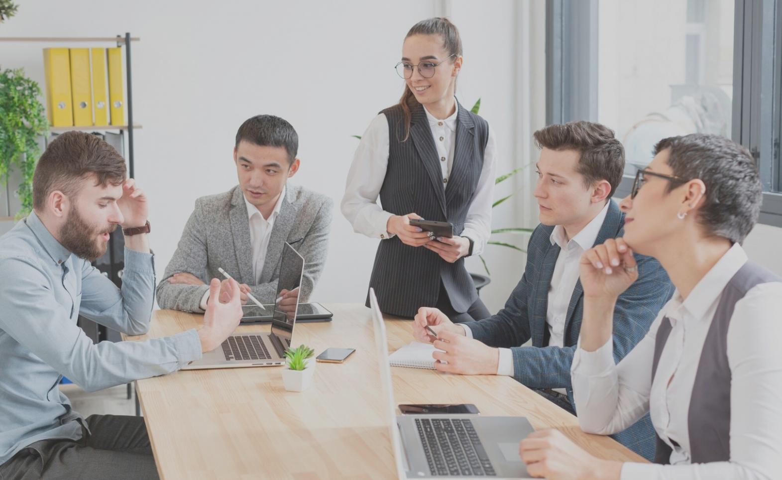 Ufficio parionexura a Bologna dove il team lavora sulle analisi di bilancio