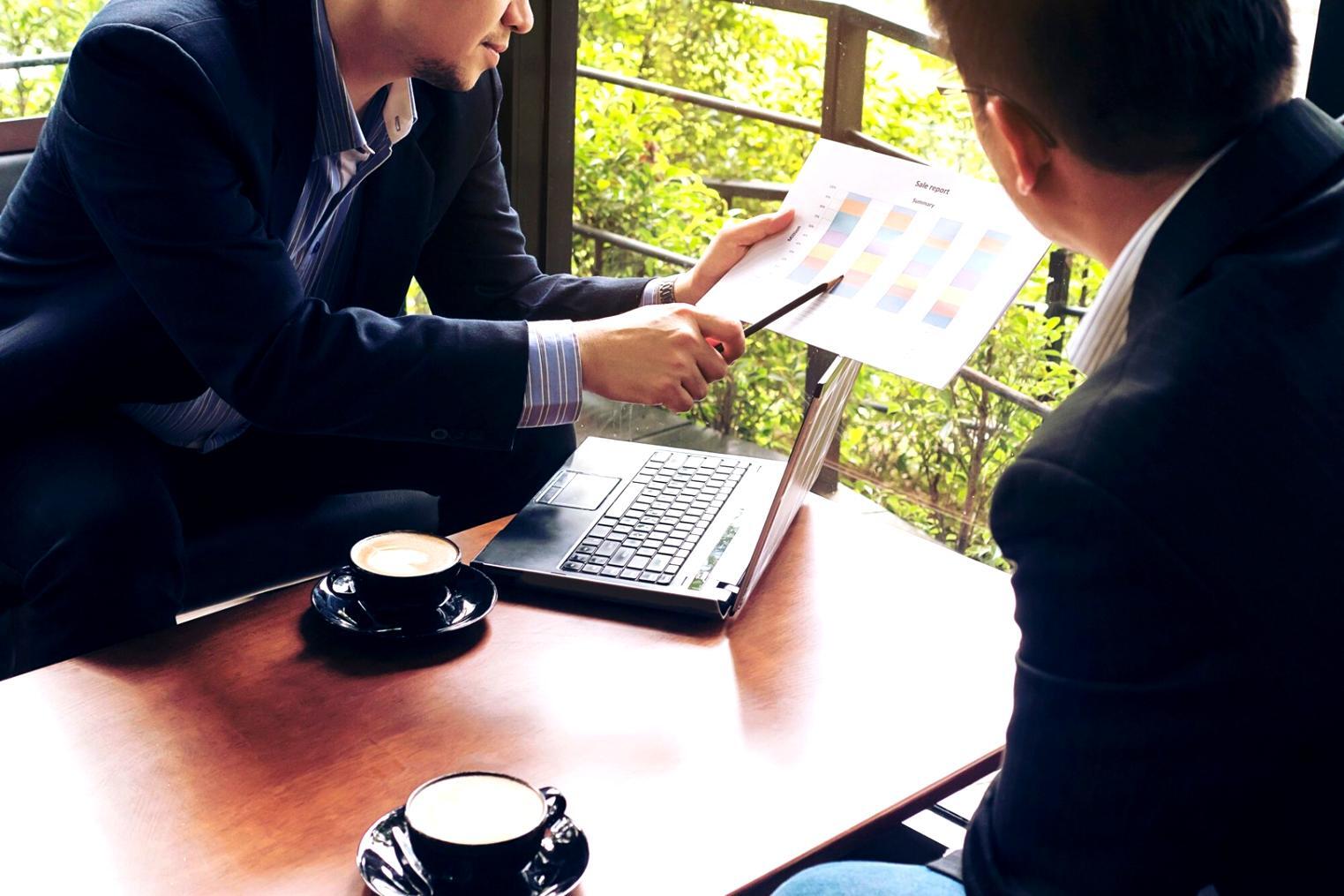 Professionisti che lavorano sull'analisi di bilanci e documenti finanziari