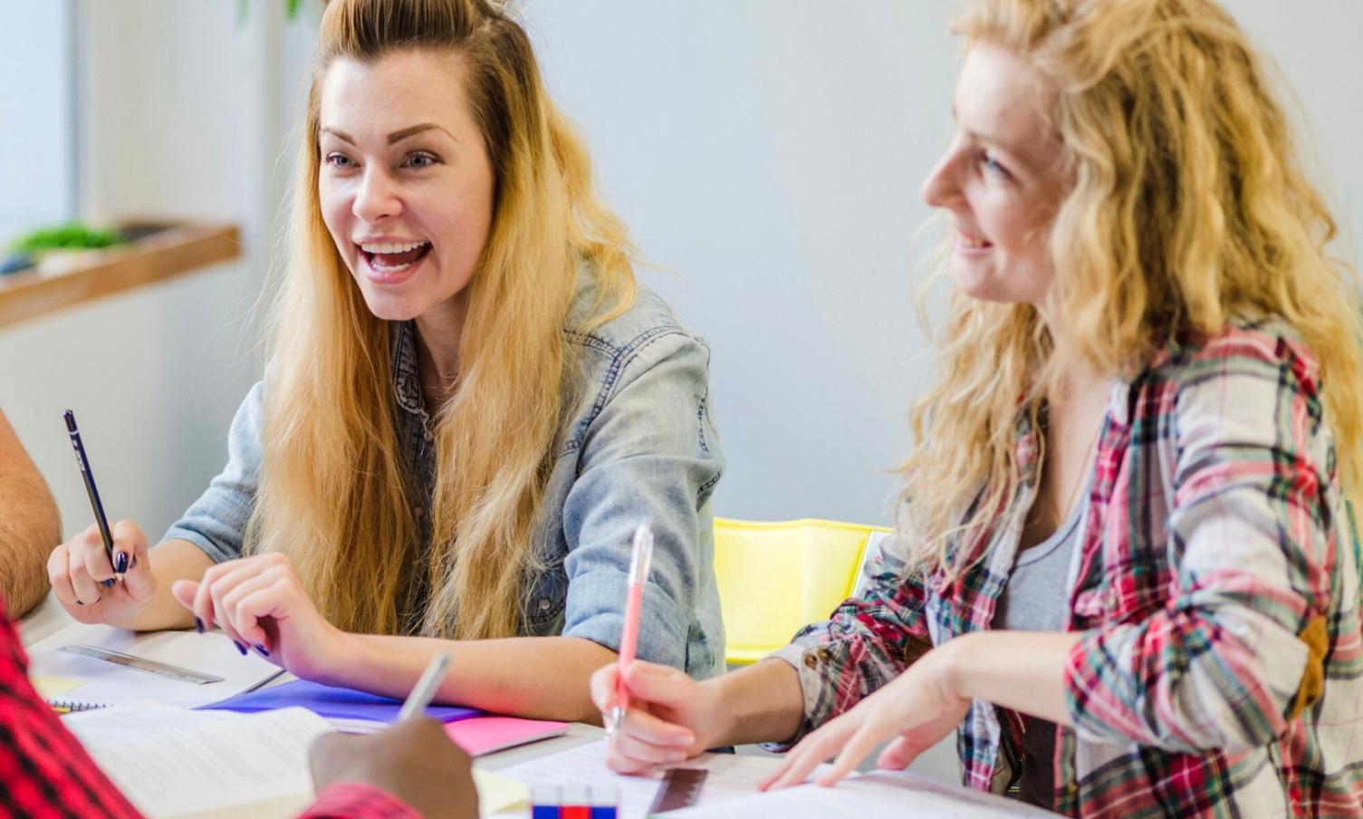 Spazio di lavoro professionale con documenti aziendali