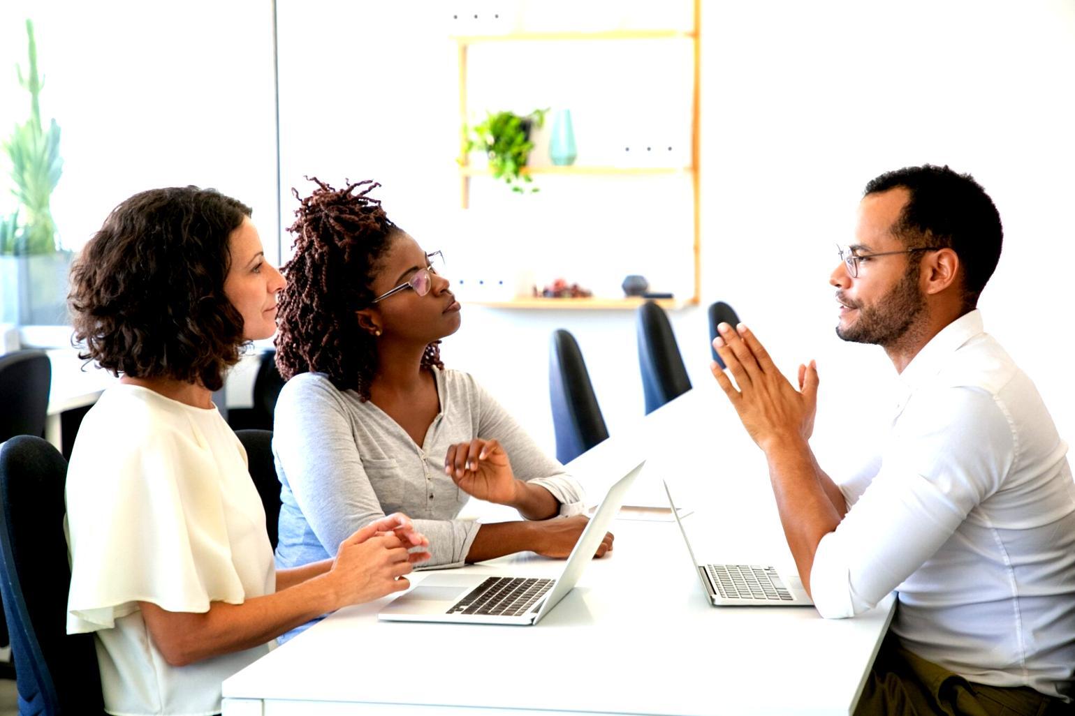 Ufficio moderno con documenti finanziari e team al lavoro